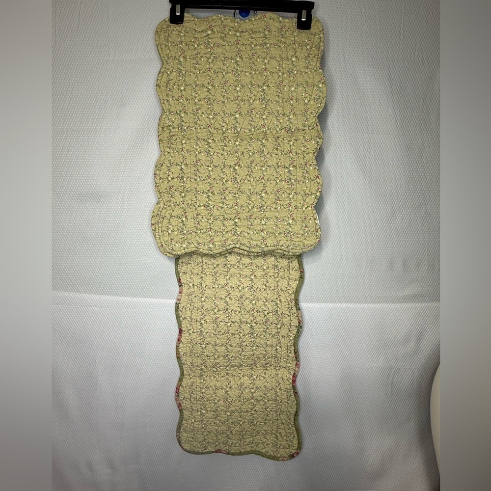 Floral Cottagecore Reversable Quilted Table Runner and Placemats - Picture 11 of 13